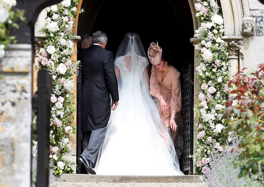 Ed ecco Kate pronta a sistemare velo ed abito alla sorella, come lei fece in occasione del suo matrimonio. Reuters